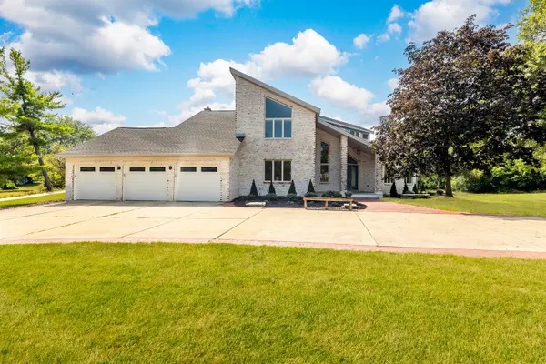 8920 Royal DR, Burr Ridge, IL 60527