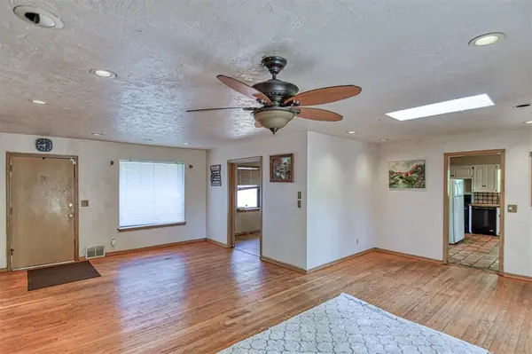 3939 Cashion PL, Oklahoma City, OK 73112