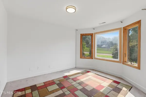 118 W Melbourne Rd, Oak Ridge, TN 37830