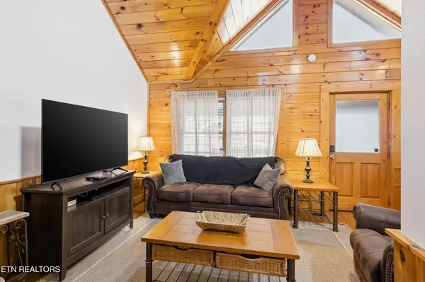 423 Big Bear Way, Pigeon Forge, TN 37863