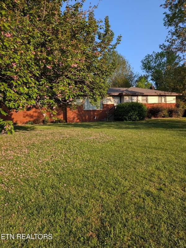 1239 Dossett St, Athens, TN 37303