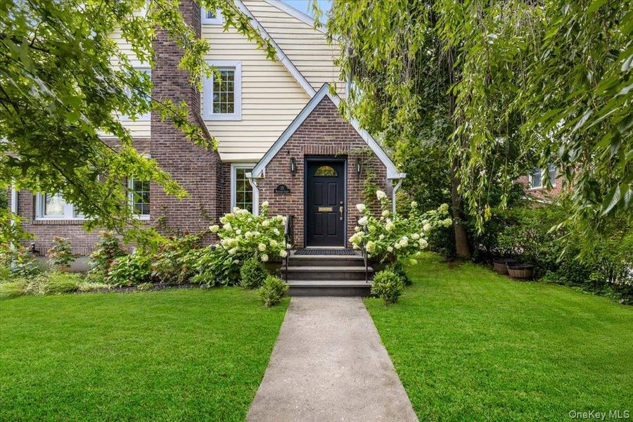 15 Parkview CT, White Plains, NY 10603