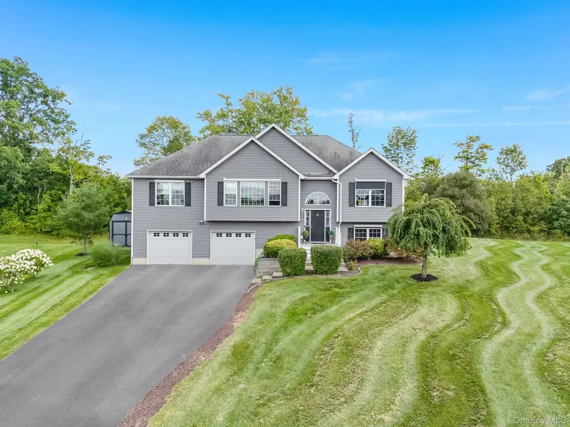 27 Frieda LN, Poughkeepsie, NY 12603