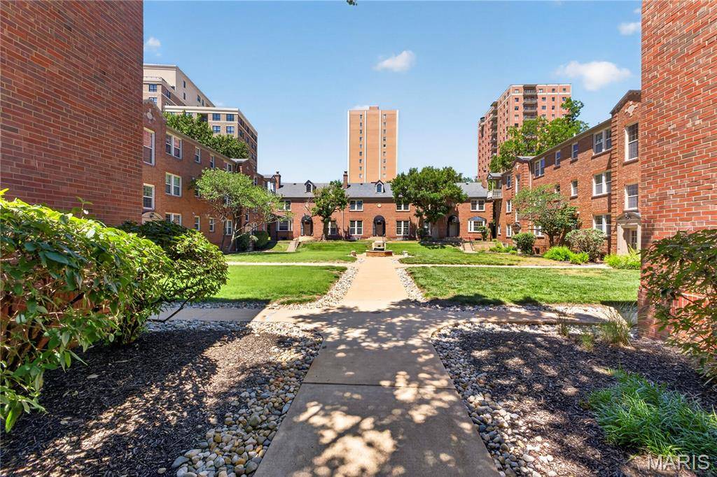 827 Westwood DR #2E, Clayton, MO 63105