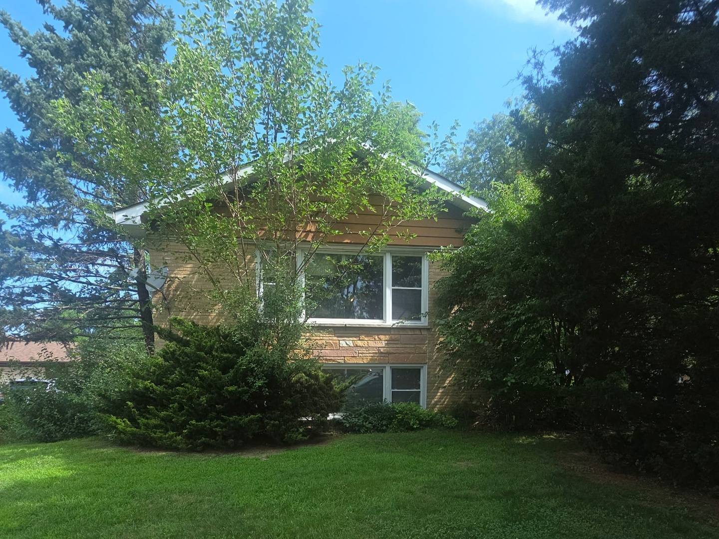 16W740 56th PL, Clarendon Hills, IL 60514