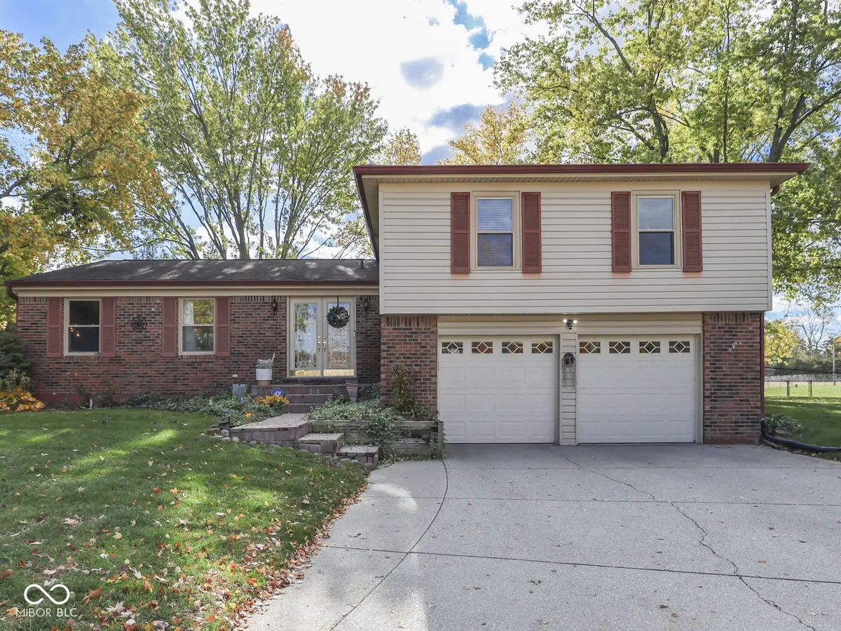 8438 Ainsley CIR, Indianapolis, IN 46256