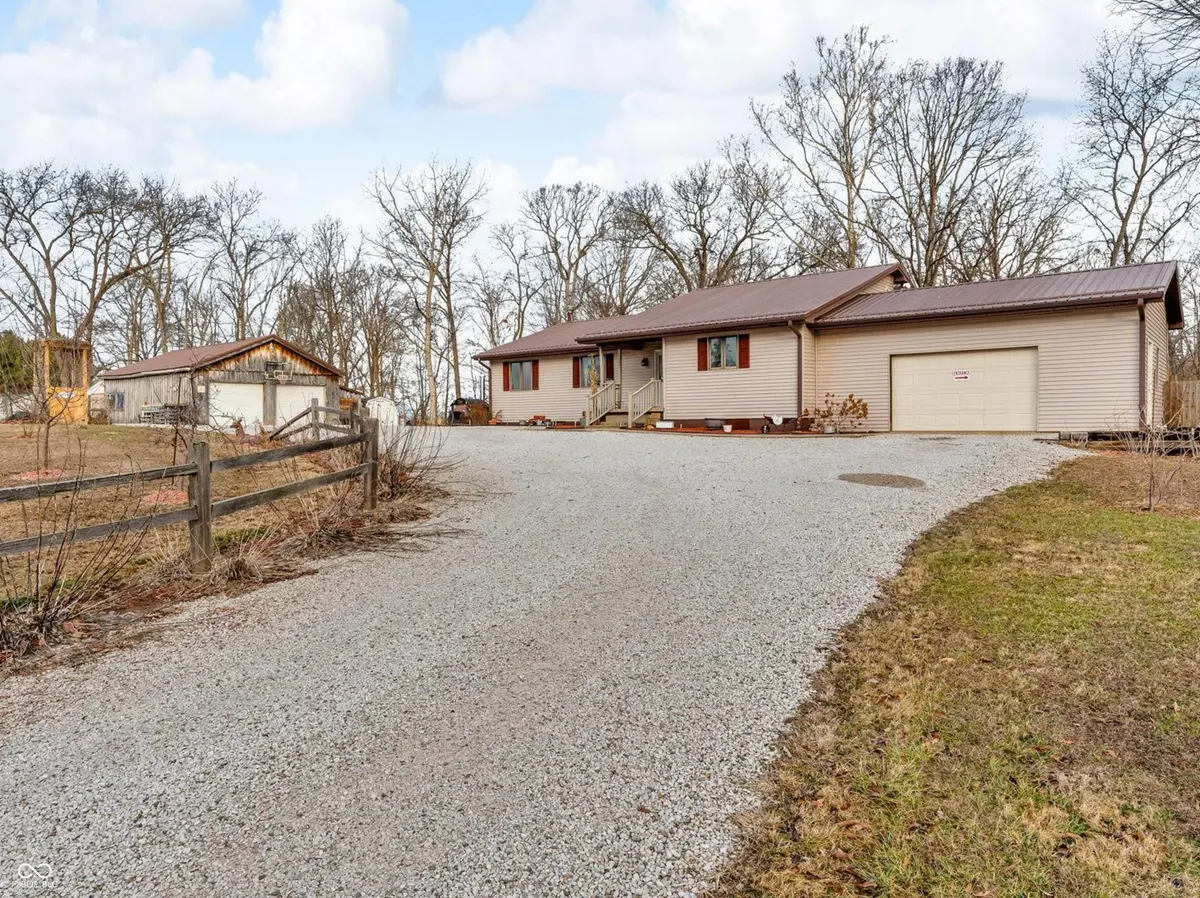 684 E Bonebrake RD, Veedersburg, IN 47987