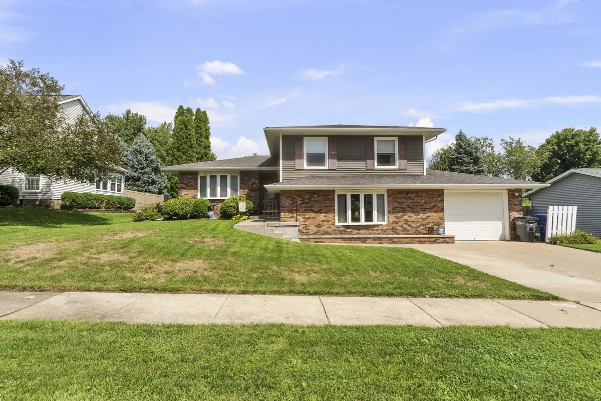 4725 Davis ST, Bettendorf, IA 52722