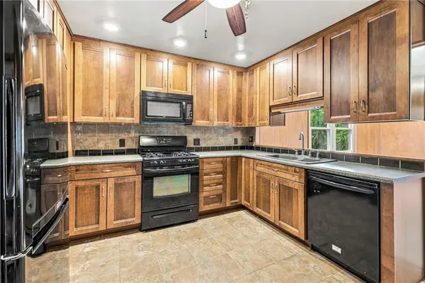 9006 E 74th TER, Kansas City, MO 64133