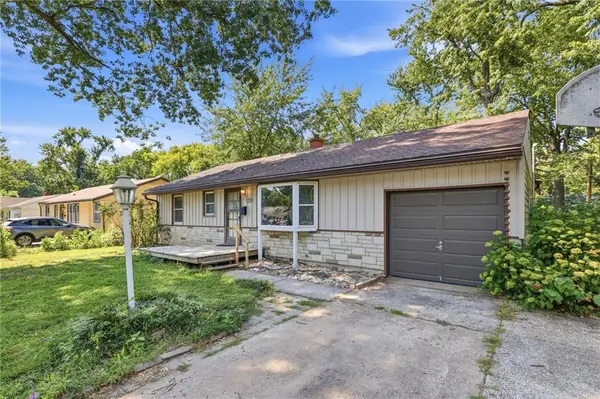 9006 E 74th TER, Kansas City, MO 64133