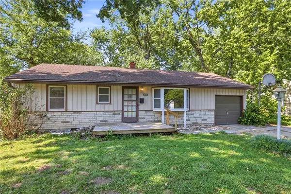9006 E 74th TER, Kansas City, MO 64133