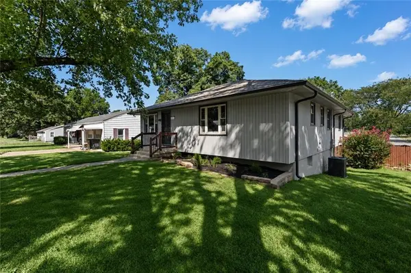 5813 Sterling AVE, Raytown, MO 64133