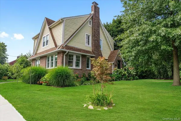 15 Parkview CT, White Plains, NY 10603