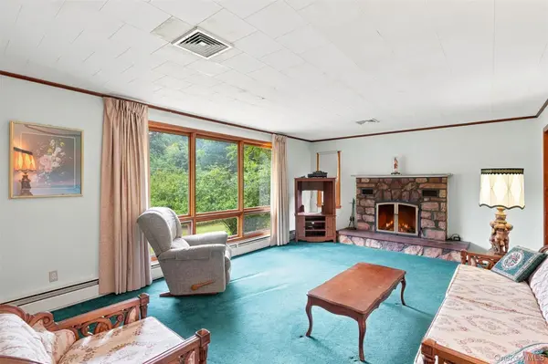 31 Red Barn RD, Pine Bush, NY 12566