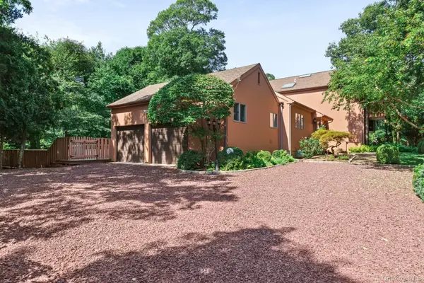 39 Spring Pond LN, Southampton, NY 11968