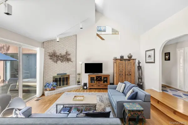 39 Spring Pond LN, Southampton, NY 11968