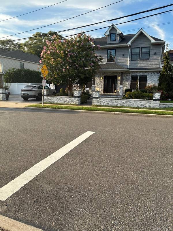 552 Dover RD, Oceanside, NY 11572