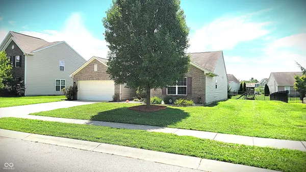 5985 Oakhaven DR, Greenwood, IN 46142