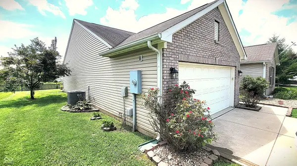 5985 Oakhaven DR, Greenwood, IN 46142