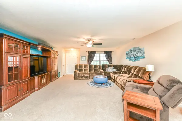 2545 Wildflower LN, Greenwood, IN 46143
