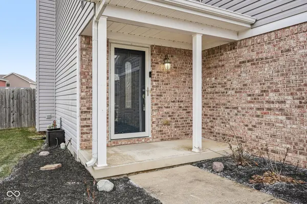 1916 N Sandal Wood DR, Yorktown, IN 47396