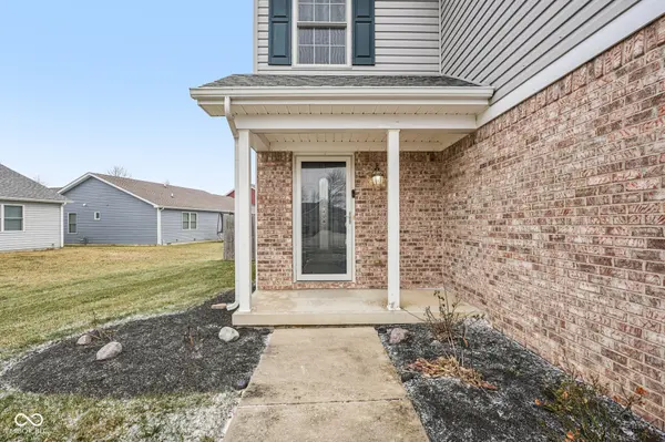1916 N Sandal Wood DR, Yorktown, IN 47396