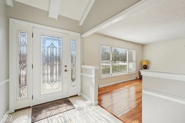 6 Greyhound CIR, Carmel, IN 46032