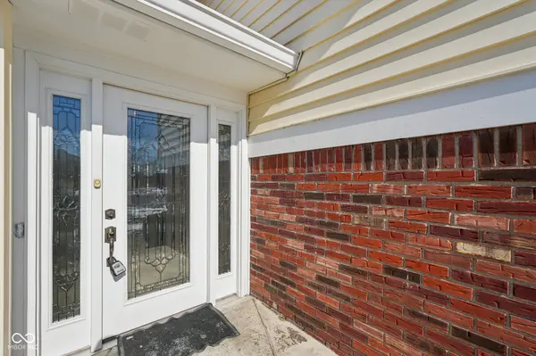 6 Greyhound CIR, Carmel, IN 46032