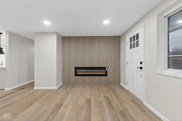 630 Karen DR, Zionsville, IN 46077