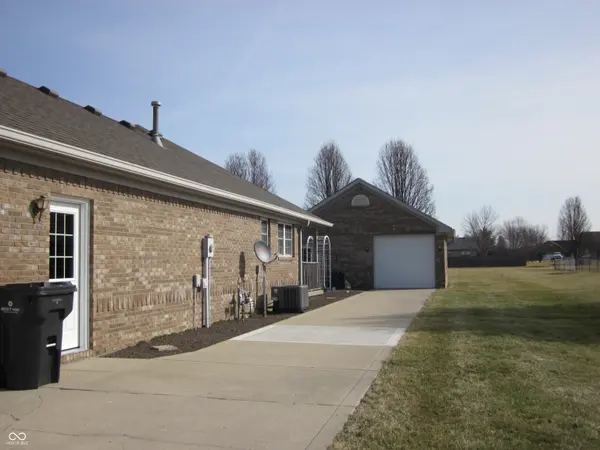 8155 Henderson Ridge DR, Mooresville, IN 46158