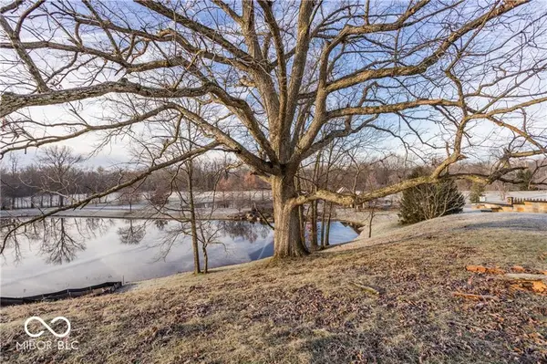 16 Lost Run LN, Zionsville, IN 46077