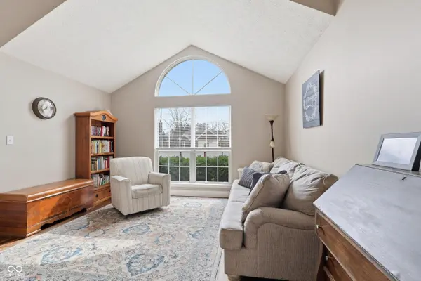 7678 Colonial CT, Fishers, IN 46038