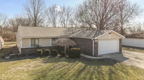 1685 Michele LN, Greenwood, IN 46142