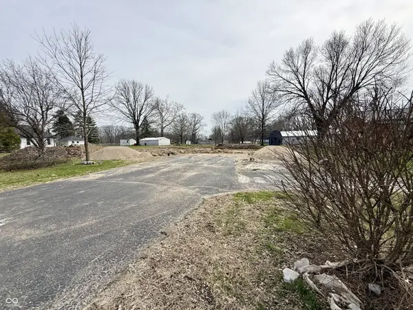 2673 W Lake DR, Greenfield, IN 46140