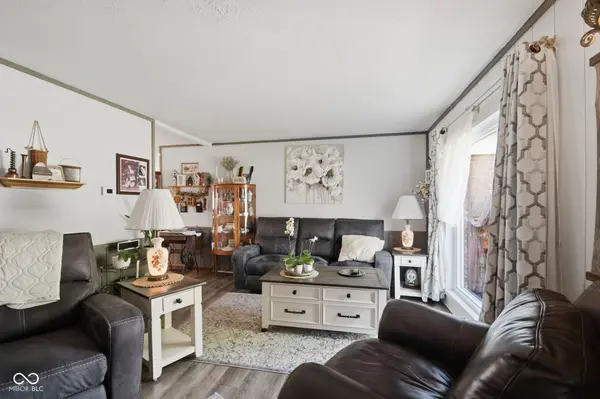 1290 Tree Top LN, Greenwood, IN 46142