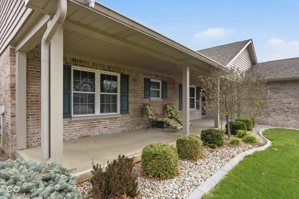 1247 Smoketree DR, Beech Grove, IN 46107