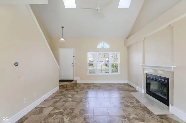 9240 Crossing DR, Fishers, IN 46037