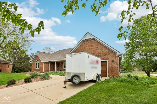 950 Silver Hill LN, Greenwood, IN 46142