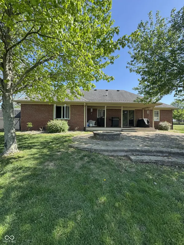 8 Downing DR, Trafalgar, IN 46181