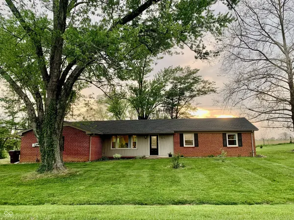 5574 S Holiday DR, Columbus, IN 47203