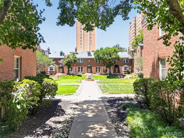 827 Westwood DR #2E, Clayton, MO 63105