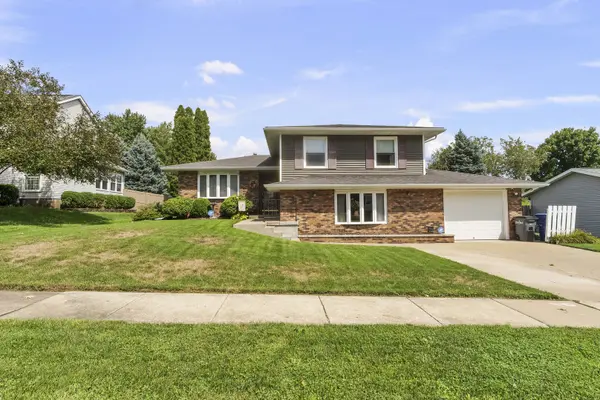 4725 Davis ST, Bettendorf, IA 52722
