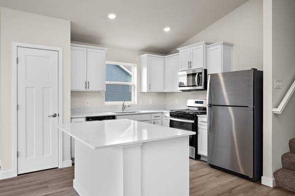 608 Redwood LOOP N, Cambridge, MN 55008