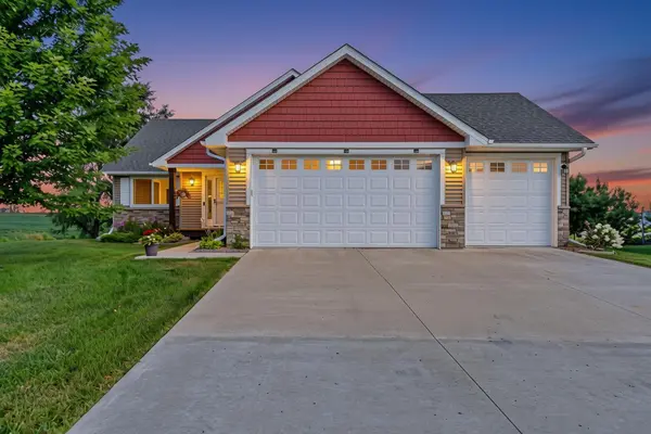 914 Prestwick DR, Belle Plaine, MN 56011