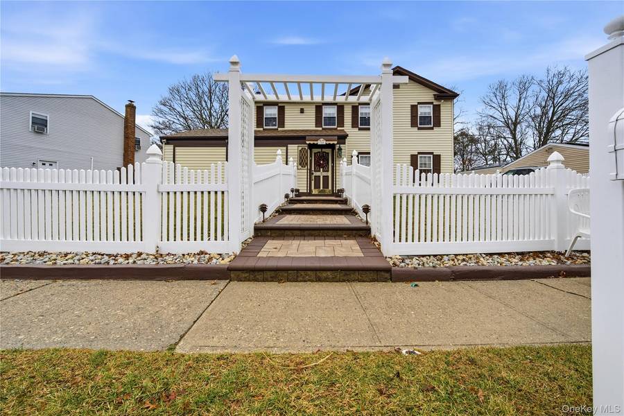384 SINGINGWOOD DR, Holbrook, NY 11741