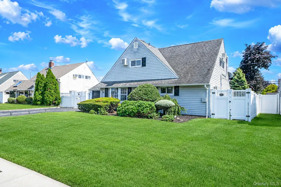 90 TWIN LN, Wantagh, NY 11793