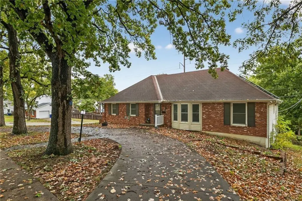 6761 N Woodland AVE, Kansas City, MO 64118