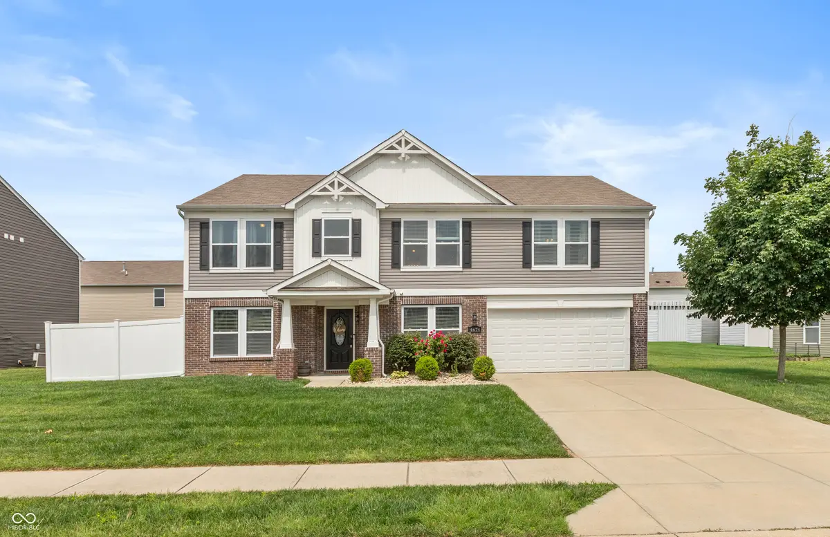 4674 Maplelawn DR, Columbus, IN 47203