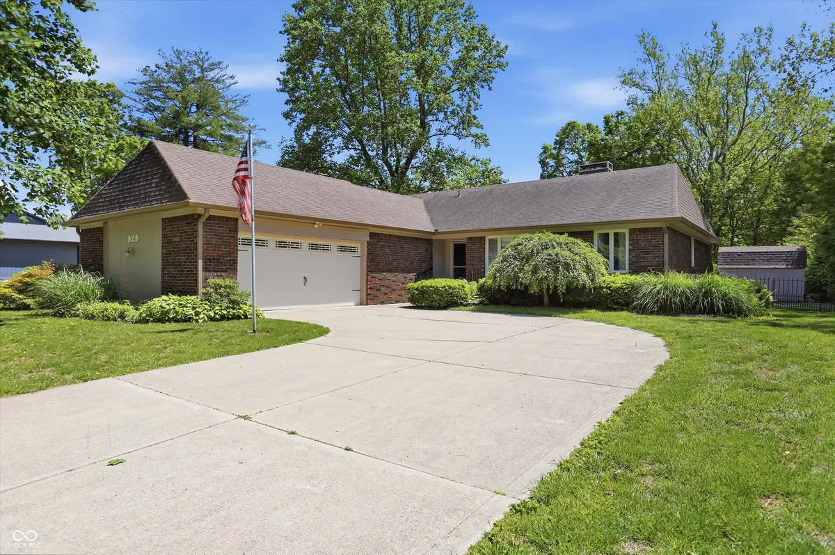 929 Briarwood DR, Greenwood, IN 46142
