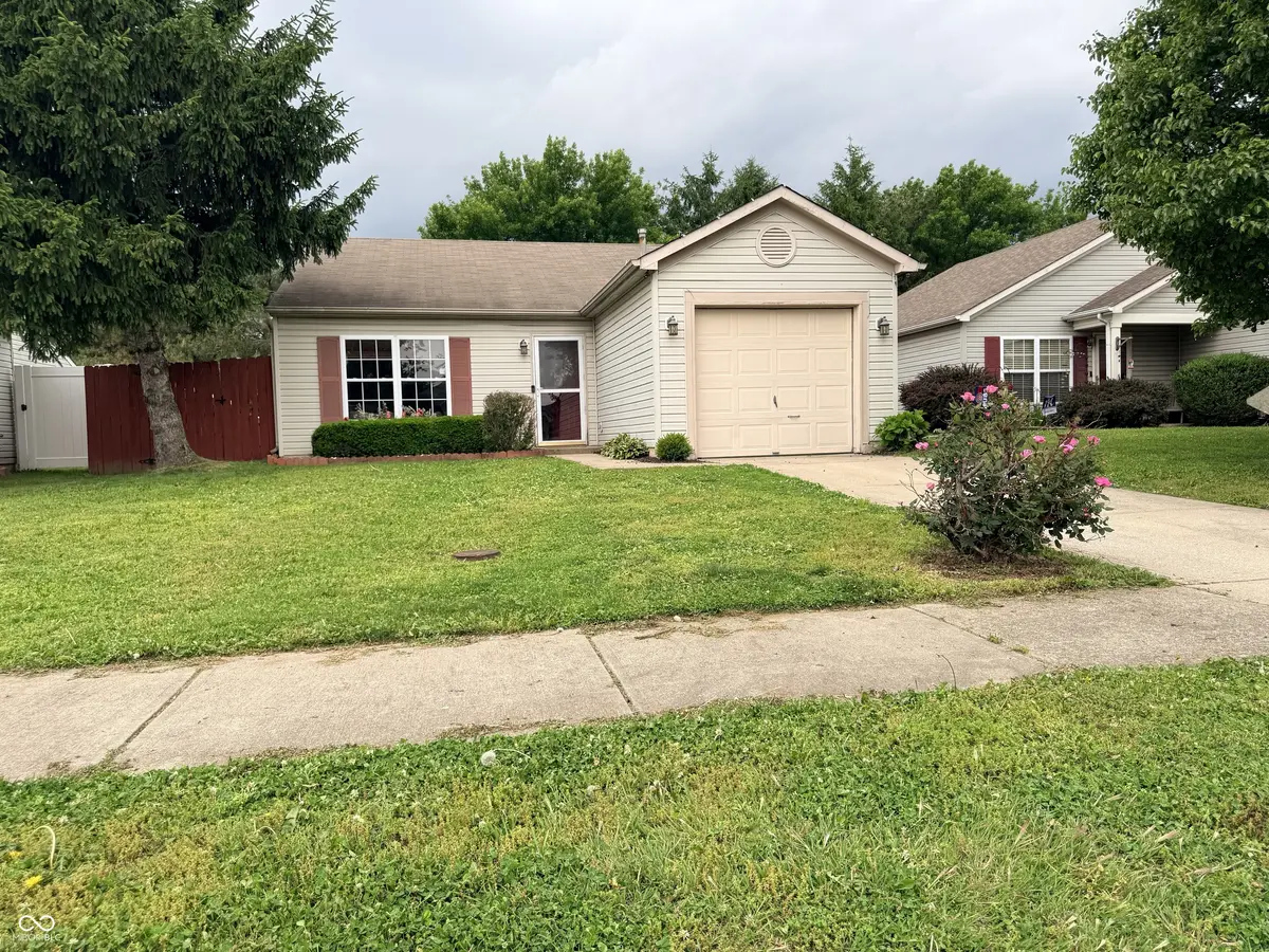 1098 Williamsburg WAY, Indianapolis, IN 46234
